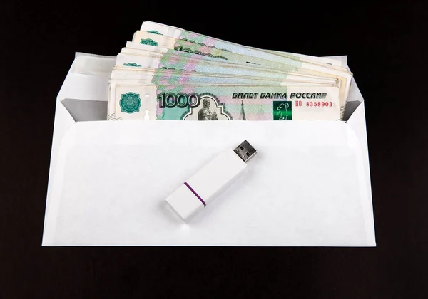 Envelope Com Rublos Russos Unidade Usb Fundo Papel Preto — Fotografia de Stock