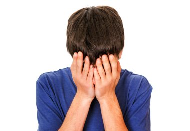 Üzgün genç adam beyaz arka yüzünde kapatın