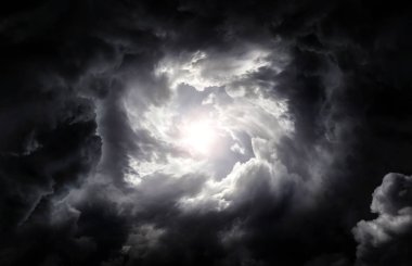 Karanlık ve Dramatik Fırtına Bulutlarında Delik