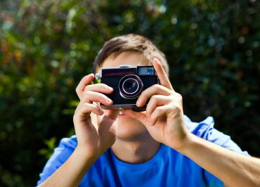 Adamı bir Vintage fotoğraf makinesi ile fotoğrafını açık