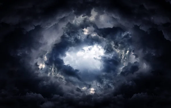 黑暗与戏剧性的风暴云彩中的孔洞 — 图库照片