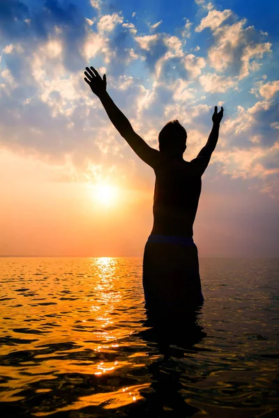 Silhueta Homem Feliz Com Mãos Água Fundo Pôr Sol — Fotografia de Stock