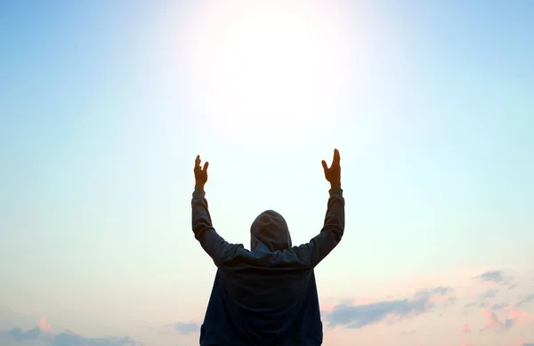 Eller Yukarı Gökyüzü Arka Plan Ile Kapüşonlu Bir Adam Silüeti — Stok fotoğraf