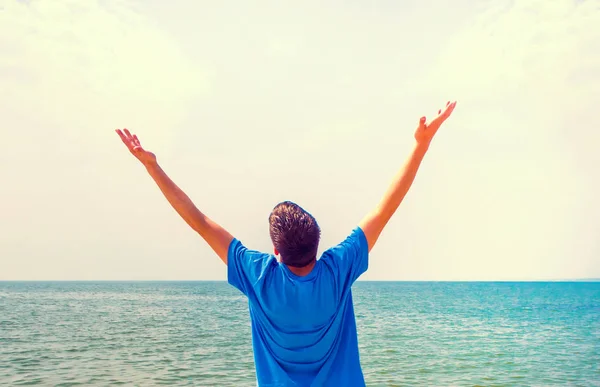 Bakifrån Lycklig Man Med Händerna Upp Havet Bakgrunden — Stockfoto