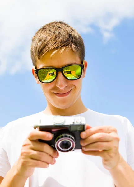 Jovem Feliz Com Uma Câmera Vintage Fundo Céu — Fotografia de Stock