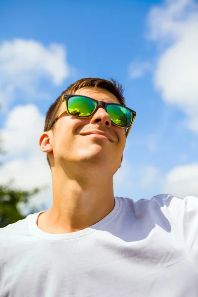 Glücklicher Junger Mann Porträt Einer Sonnenbrille Himmel Hintergrund — Stockfoto