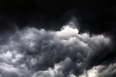 Karanlık ve dramatik fırtına bulutları arka plan