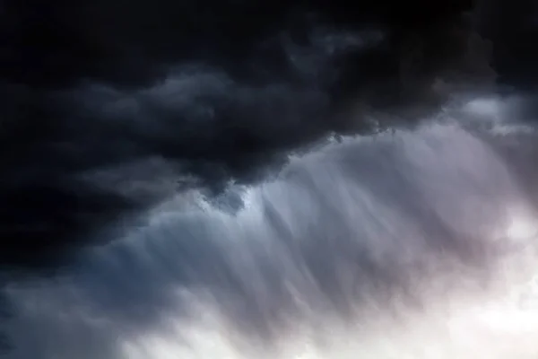 严重的雨和黑暗和戏剧性的风暴云 — 图库照片