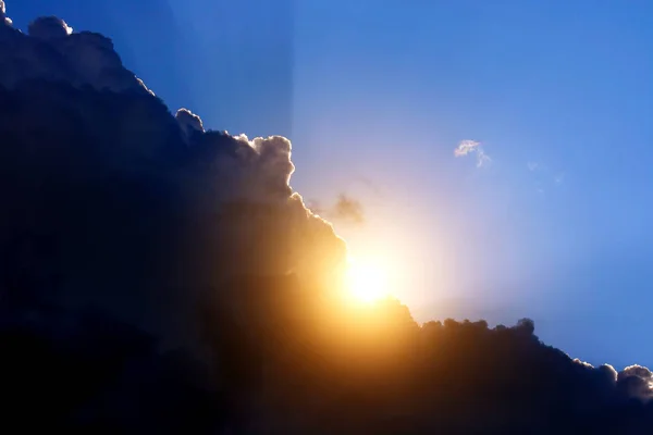 Cloudscape Pozadí Slunce Modrá Obloha — Stock fotografie