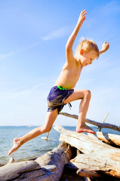 Criança Feliz Pulando Praia Verão — Fotografia de Stock