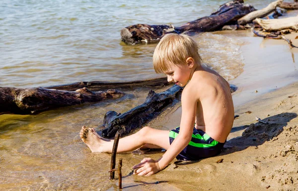 Παιδί Που Παίζει Στην Άμμο Στην Παραλία Καλοκαίρι — Φωτογραφία Αρχείου