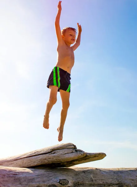 Criança Feliz Pulando Praia Verão — Fotografia de Stock