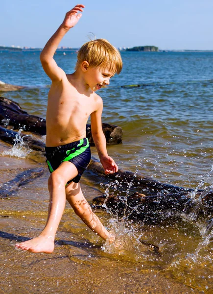 Niño Feliz Corriendo Playa Verano —  Fotos de Stock