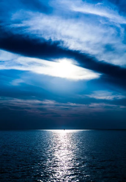 太陽と海の夏の風景のトーンの写真 — ストック写真