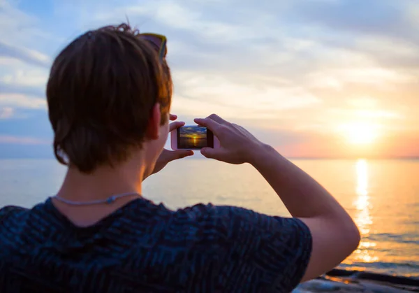 Fiatalember Aki Egy Fotót Telefon Tengeren — Stock Fotó