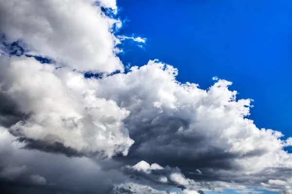 Awan Dramatis Latar Belakang Dengan Langit Biru — Stok Foto