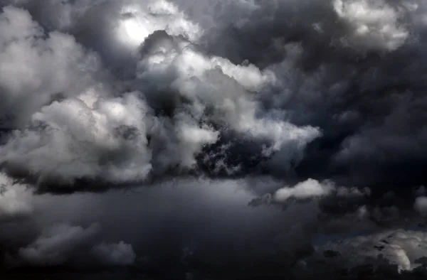 黑暗和戏剧性的风暴云区背景 — 图库照片