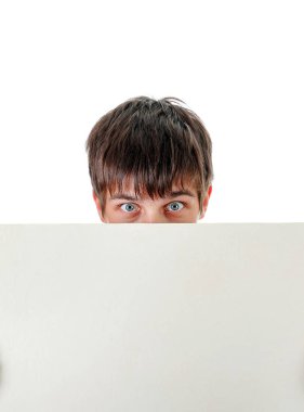 Beyaz arka plan boş tahtada arkasında genç adam şaşırttı