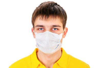 Beyaz arka plan üzerinde gribi maskeli genç adam