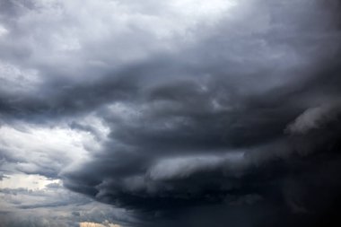 Karanlık ve dramatik fırtına bulutları arka plan