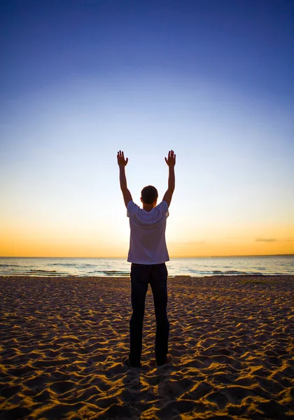 Silhouette Homme Priant Coucher Soleil Sur Mer Contexte — Photo