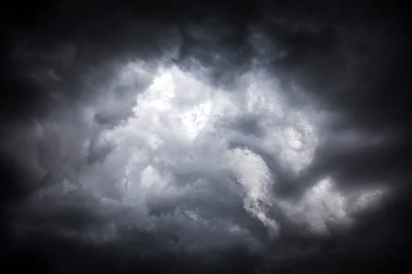 Mörka Och Dramatiska Storm Moln Område Bakgrund — Stockfoto