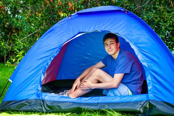 Junger Mann Zeltet Zelt Der Natur — Stockfoto