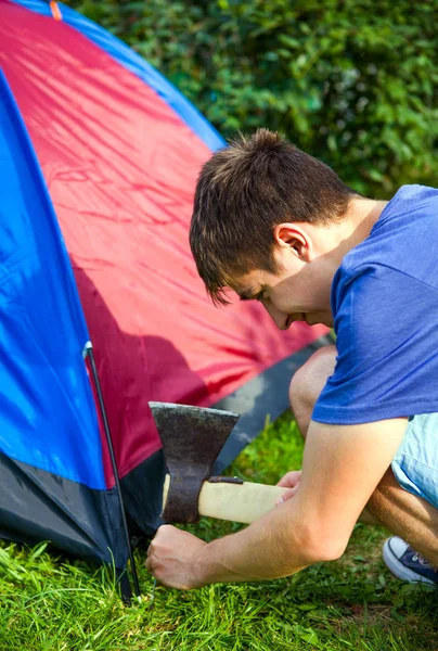 Молодой Человек Устанавливает Палатку Природе — стоковое фото
