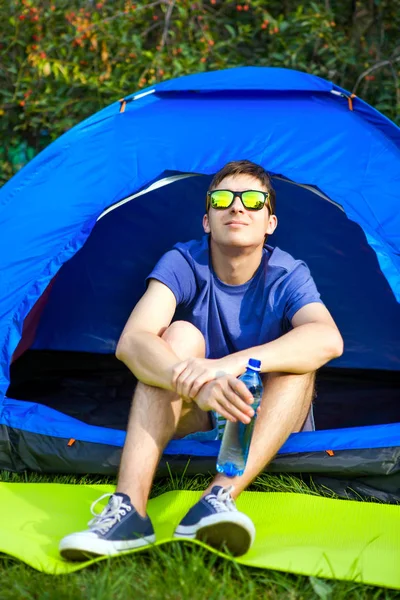 Młody Człowiek Namiocie Camping Naturze — Zdjęcie stockowe