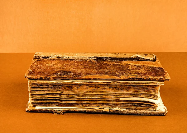 Toned Foto Livro Antigo Vintage Sobre Fundo Marrom Close — Fotografia de Stock