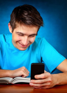 Telefonu olan genç bir adam.