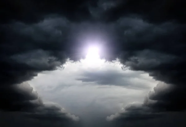 Cloudscape met een licht — Stockfoto