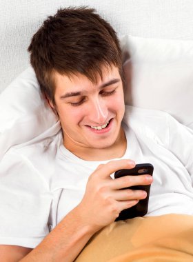 Telefonu olan genç bir adam.