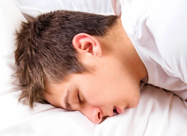 Junger Mann schläft — Stockfoto