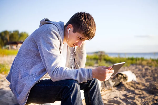 Jeune homme avec une tablette — Photo