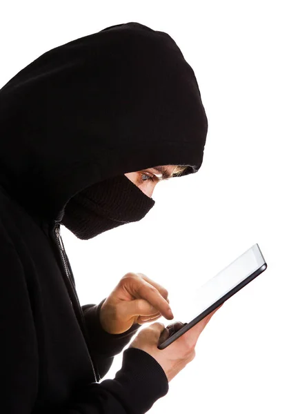 Hacker met een Tablet — Stockfoto