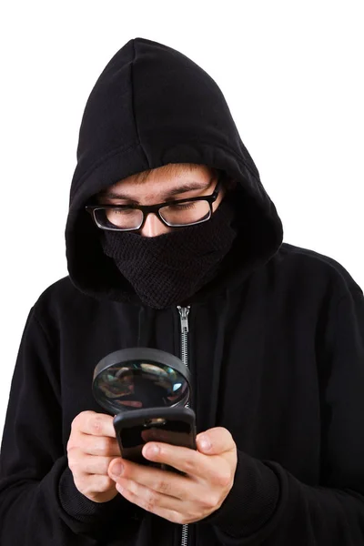 Hacker met een vergrootglas — Stockfoto