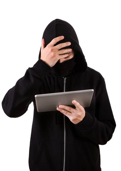 Hacker con un tablet — Foto Stock