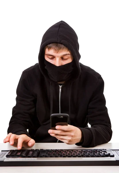 Hacker con un telefono — Foto Stock