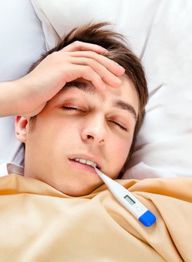 Genç adam bir termometre ile