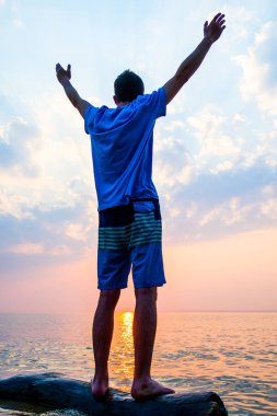 Eller yukarı ile mutlu bir adam