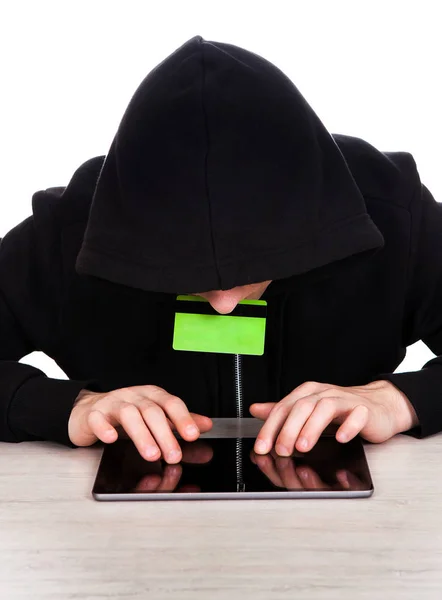 Hacker con una carta bancaria — Foto Stock