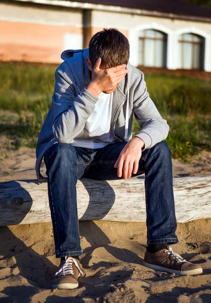 Triste giovane uomo — Foto Stock