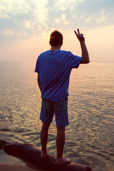 Man op het strand — Stockfoto