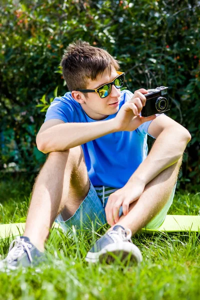 Jeune homme avec une caméra — Photo