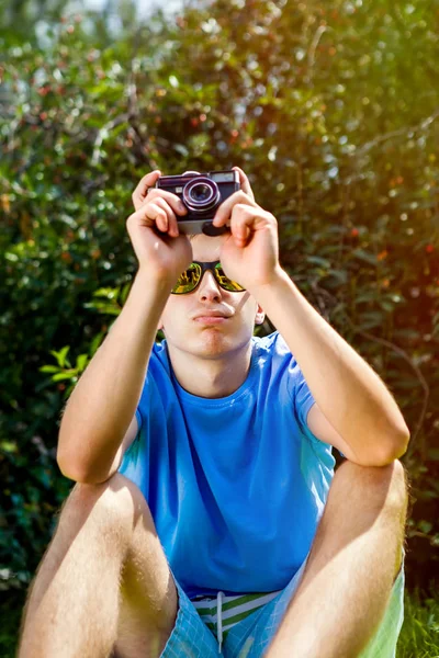 Giovane con una macchina fotografica — Foto Stock