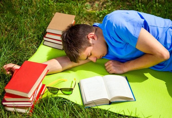 Junger Mann schläft mit einem Buch — Stockfoto