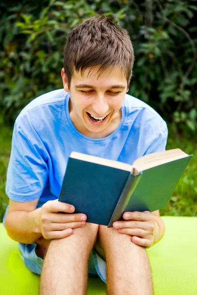 Joven leyó un libro —  Fotos de Stock