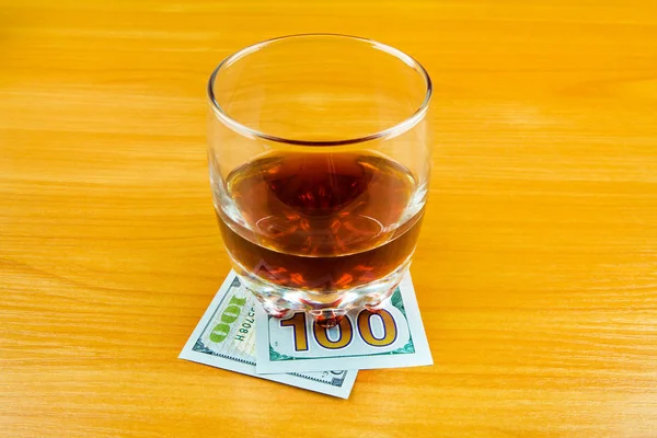 Soldi e un whisky — Foto Stock