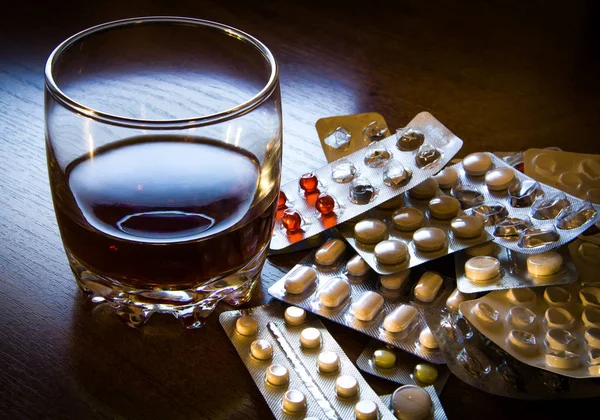 Pills and a Whiskey — Stock Photo, Image